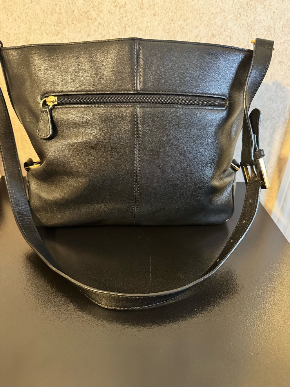 Etienne Aigner Vintage Black Leather Crossbody Bag with Gold Accent - Picture 2 of 8